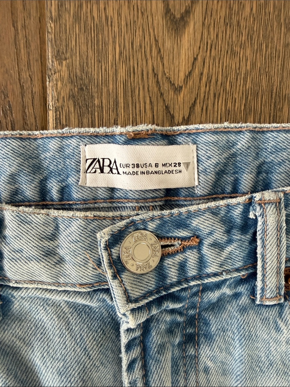 Zara Light Blue Straight-Leg Jeans with Knee Rips - Picture 2 of 5